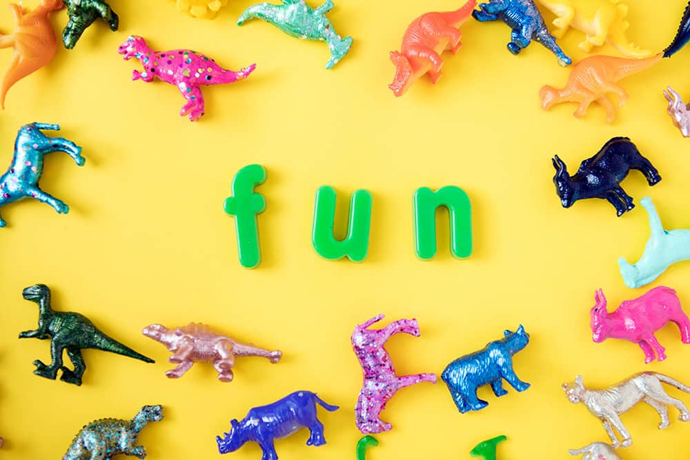 Dinosauri colorati e la parola fun, immagine del progetto inglese